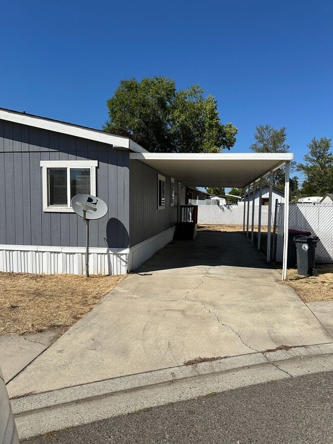 Building Photo - 3 Bedroom 2 Bath Home Available Now