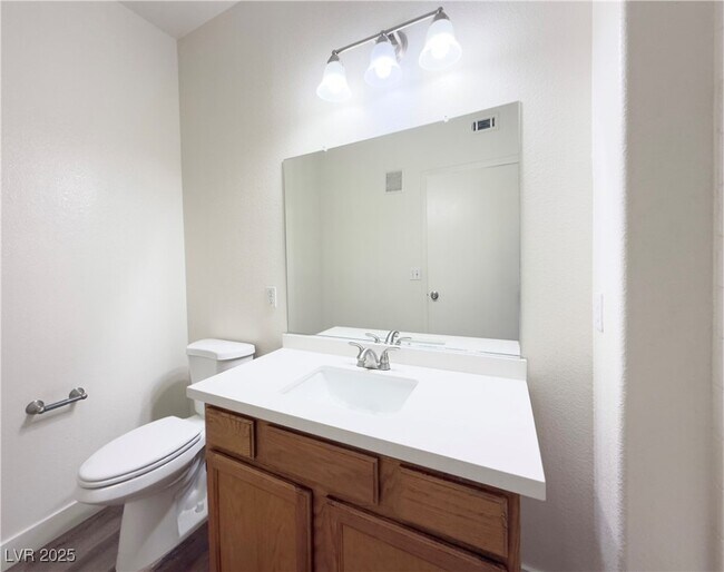 Building Photo - 3400 Cabana Dr