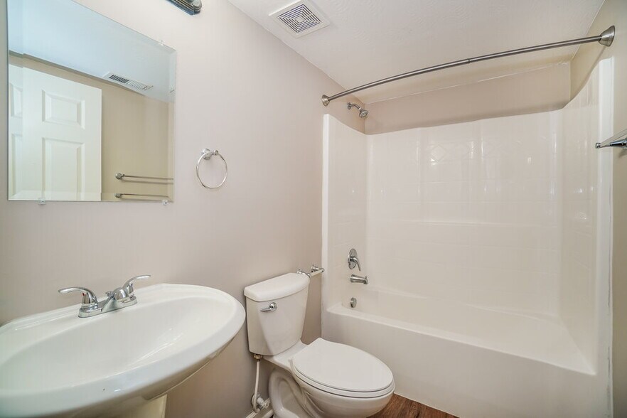 Building Photo - 616 Barn St