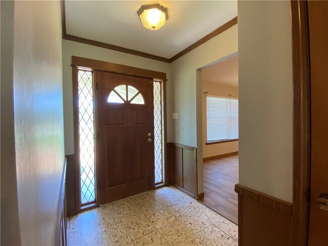 Building Photo - 536 W Yoakum Ave