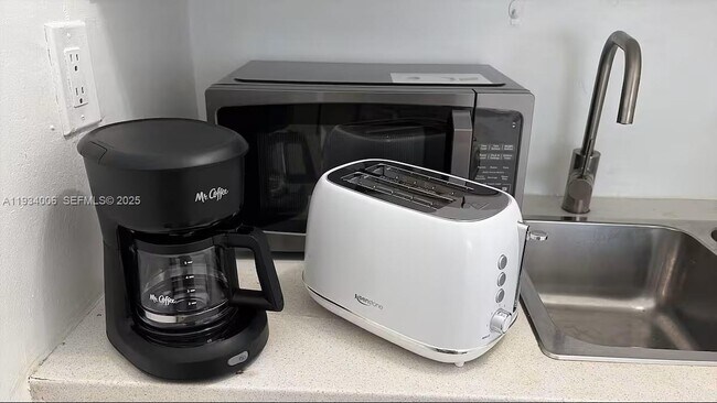 Building Photo - 2520 SW 20th St