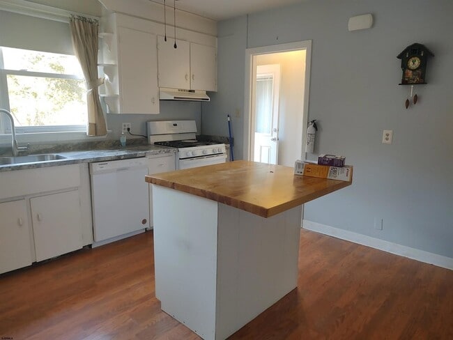 Building Photo - 3005 Fernwood Ave