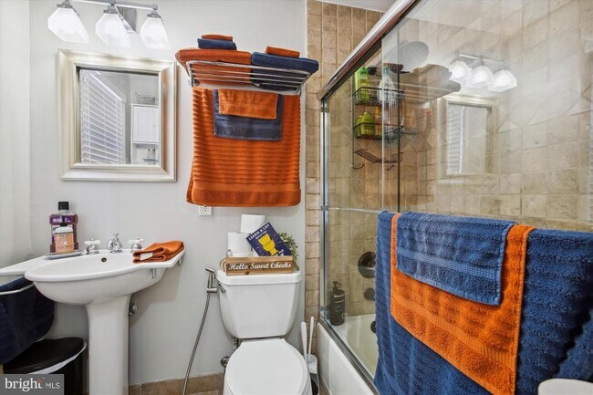 Building Photo - 763 10th St SE