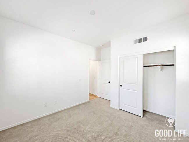 Building Photo - Stunning 2000+ sqft  4B/3BA Home in a Great Community!