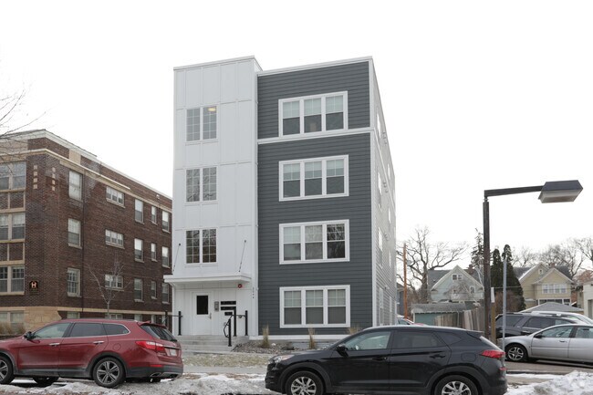 12/20/21 Snow - 2044 Grand Avenue