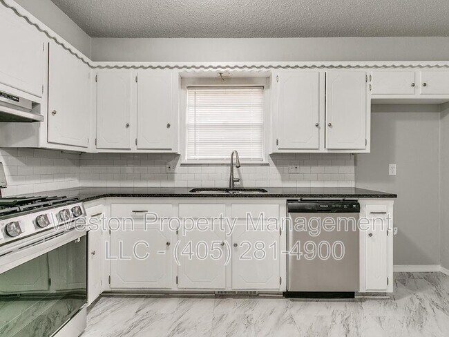 Building Photo - 1011 Crown Dr