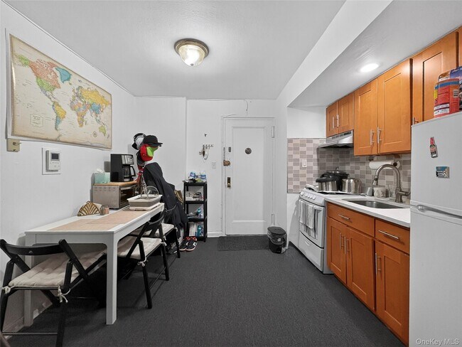 Building Photo - 105-24 63rd Dr