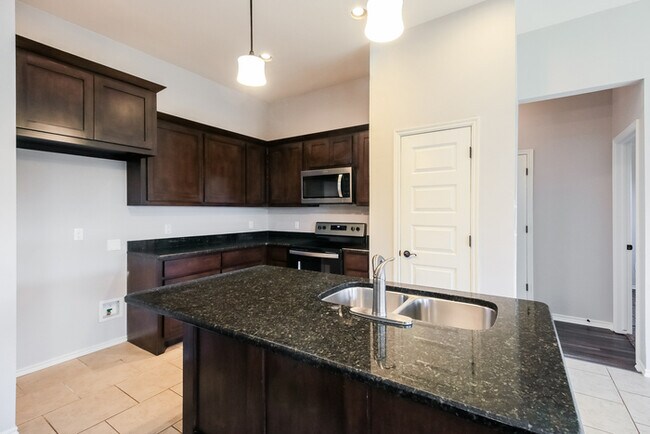 Building Photo - Beautiful 4 bed 2 bath 3 car garage home!!