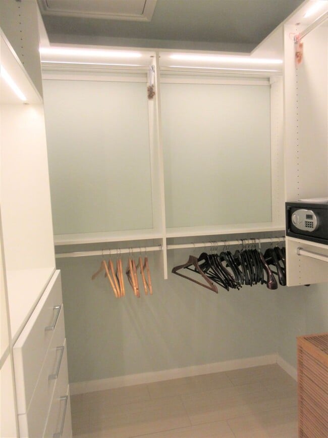 Building Photo - Furnished 3-bedroom in Travis Heights with Downtown Views!