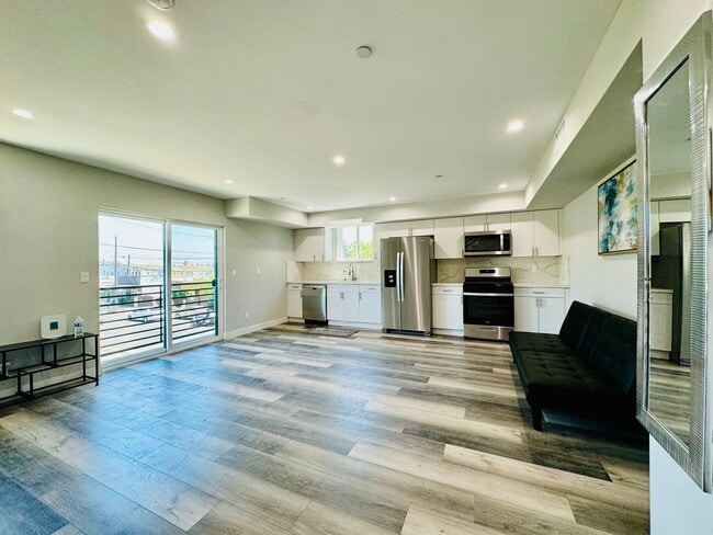 Building Photo - 1301 N Kingsley Dr