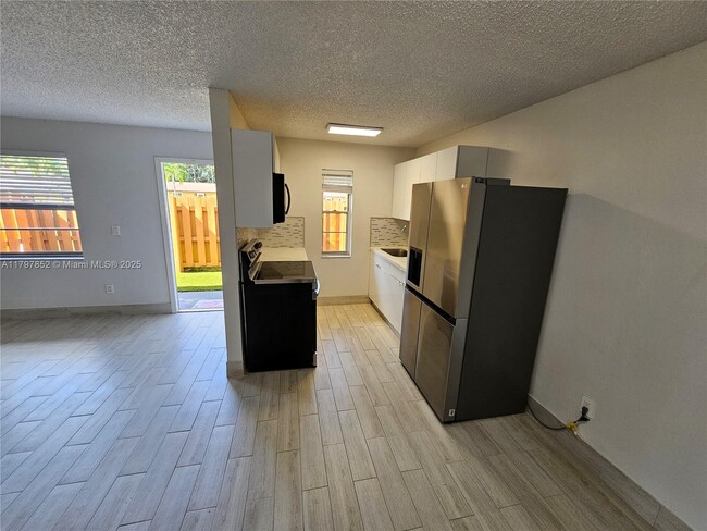 Building Photo - 4621 SW 33rd Ave