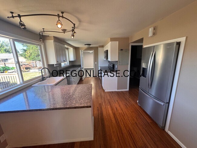 Building Photo - Spacious 4-Bedroom Home in North Springfield