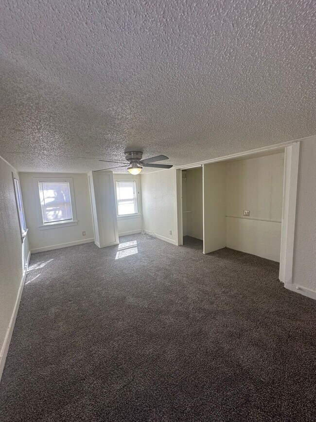 Building Photo - Spacious 4 Bedroom!