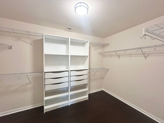 Building Photo - Gorgeous 4 Bed/ 3Bath house for rent! Avai...