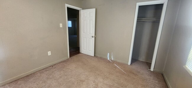 Building Photo - Spacious 2 bedroom and 1 Bath home in Sout...