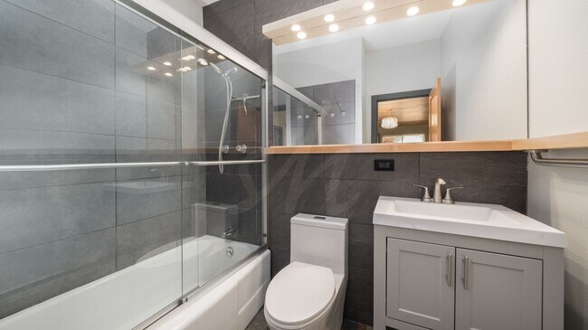 Building Photo - Modernized Mid Century Home Near Broadmoor