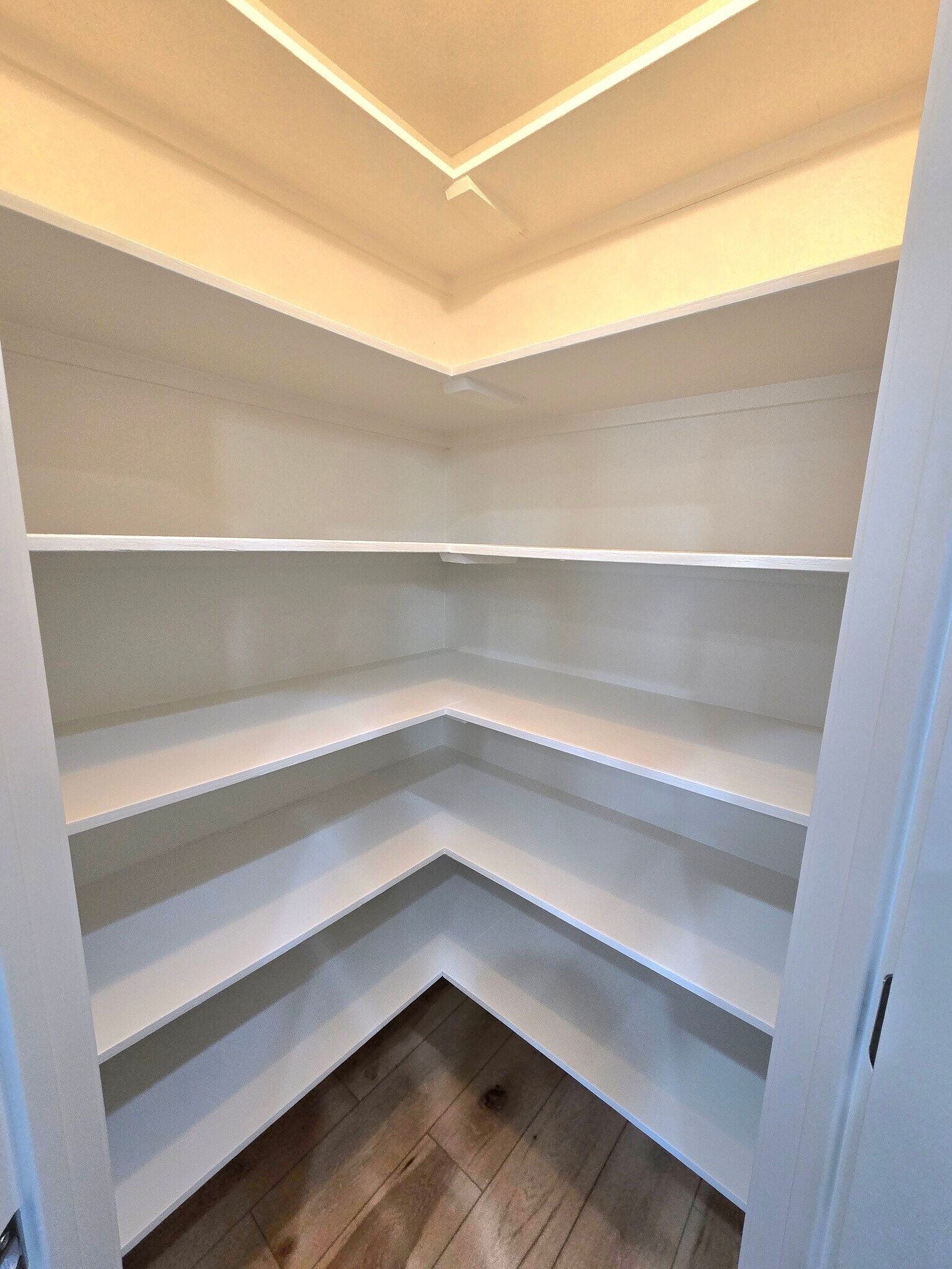 Building Photo - 591 W Kingsley St