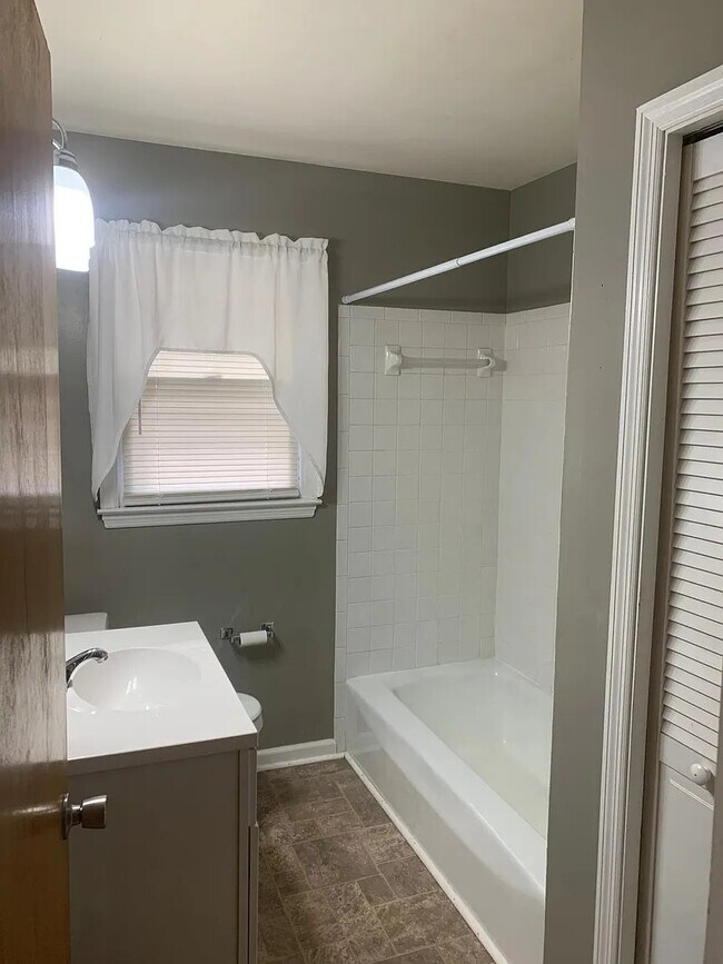 Building Photo - 1094 Briarwood Dr