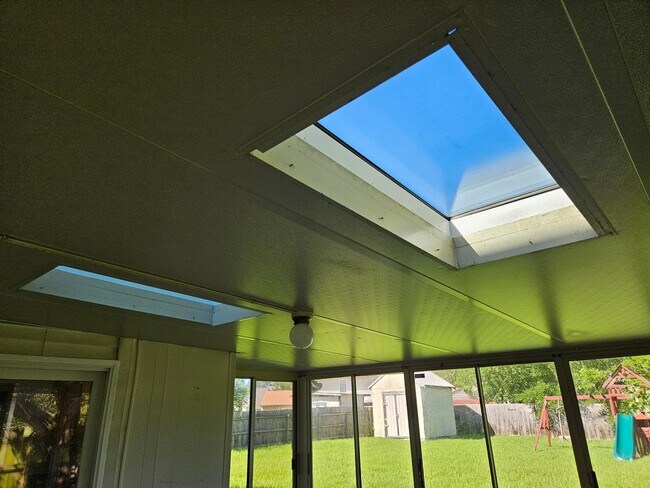 Building Photo - Oak Springs