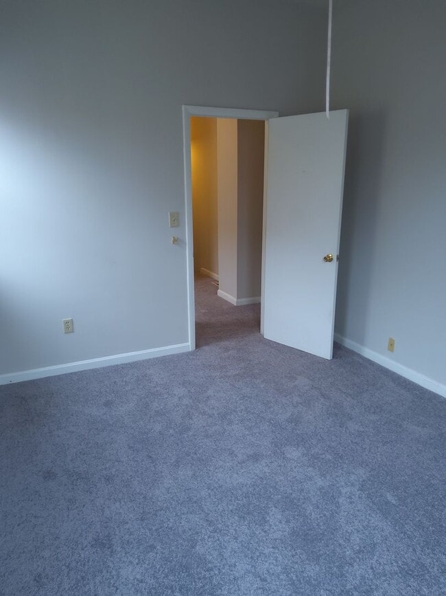 Building Photo - Little Italy Carriage House offering A/C and Laundry