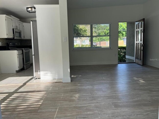 Building Photo - 5037 Lake Howell Rd