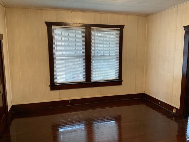 Building Photo - Move In Special Offered! PRICE REDUCED!