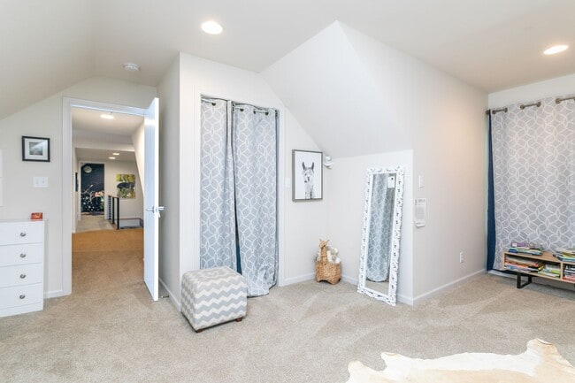 Building Photo - 5 Bed 3 Bath Home