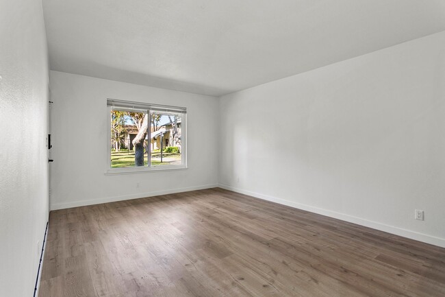 Building Photo - Remodeled End-Unit Townhouse w/ Ground Flo...