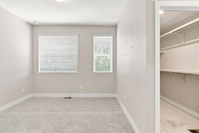Building Photo - $3,740.95 - 4 bed, 3.5 bath Updated Townhome in Englewood!