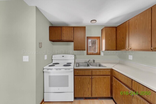 Building Photo - 110 W Elm St