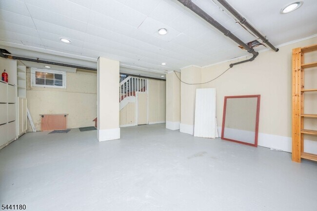 Building Photo - 42 Gates Ave