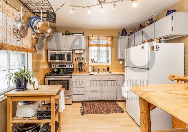 Building Photo - Charming Finch Arboretum Home