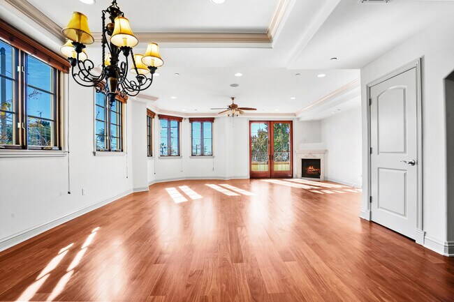 Building Photo - 985 N Michillinda Ave