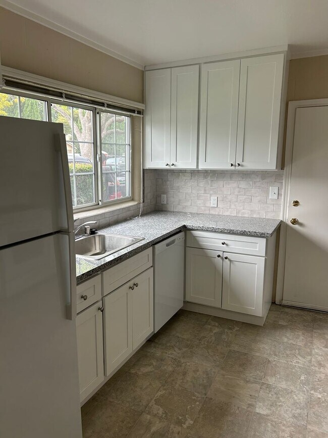 Building Photo - Adorable home in San Carlos with large yard