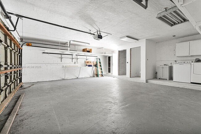 Building Photo - 10618 NE 11th Ave