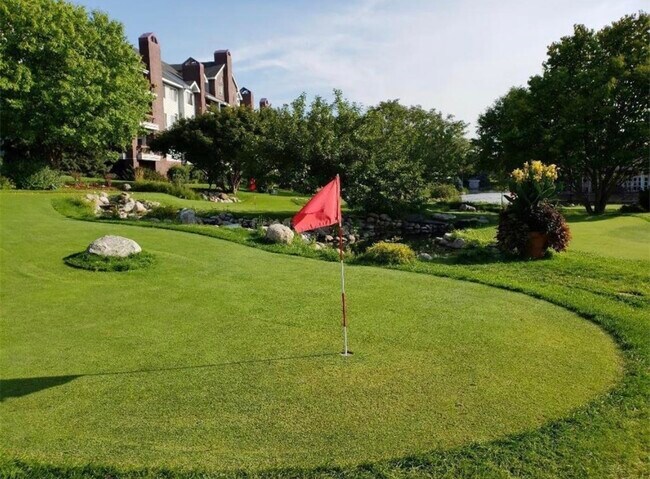 Mini golf and paddle boat rental - 7610 York Ave S