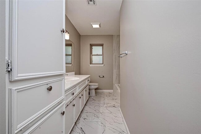 Building Photo - 26414 Maplewood Dr