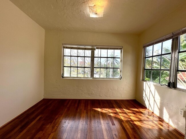 Building Photo - 1212 N Palmway