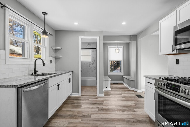 Building Photo - 33 Maple St