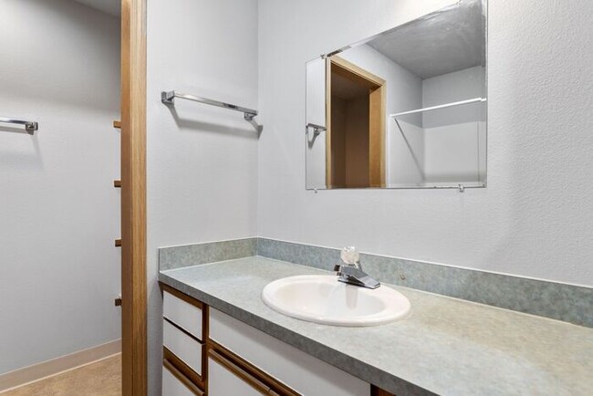 Building Photo - 1st MONTH RENT FREE!! Large 2 bed 1.5bath ...