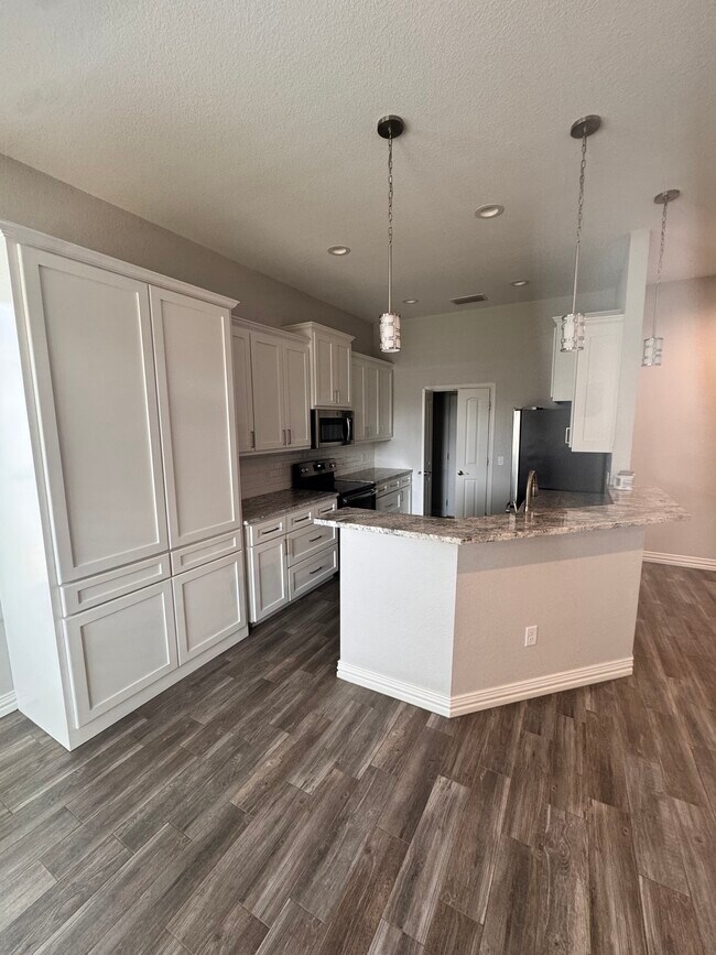 Building Photo - 4632 Sabota Ave