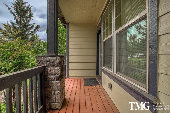 Building Photo - Gorgeous 4-bedroom Townhome with garage and washer / dryer in unit.