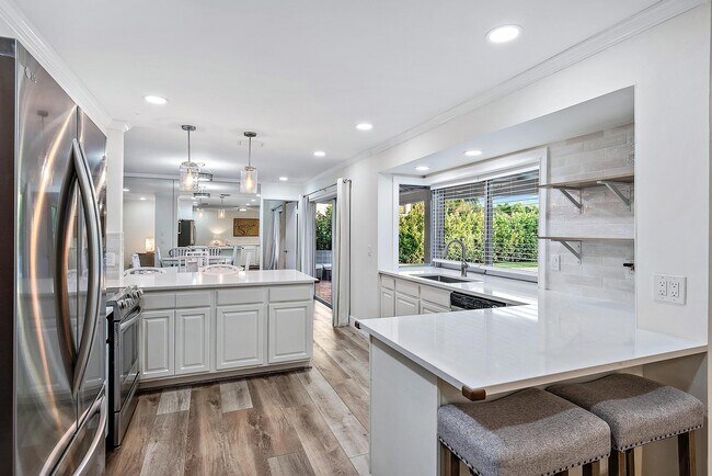 Building Photo - 305 Country Club Dr