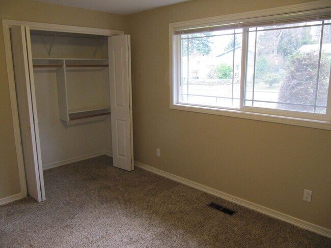 Building Photo - Three Bedroom Home in South Salem