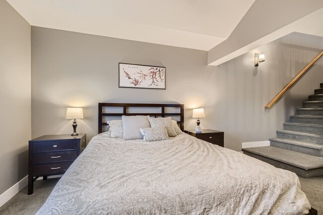 Building Photo - Long Realty & Property Management - Wonderfully Located Townhome in Great Neighborhood