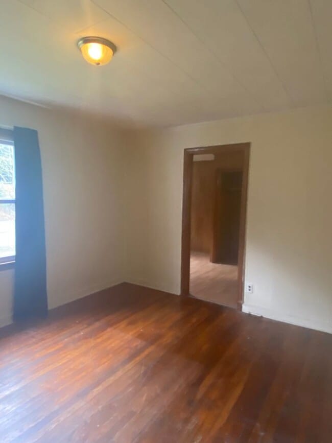 Building Photo - Large 4 Bedroom House On Hwy 105