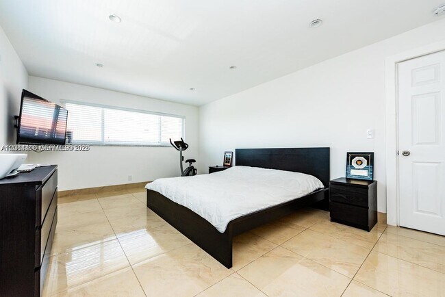 Building Photo - 2081 S Ocean Dr