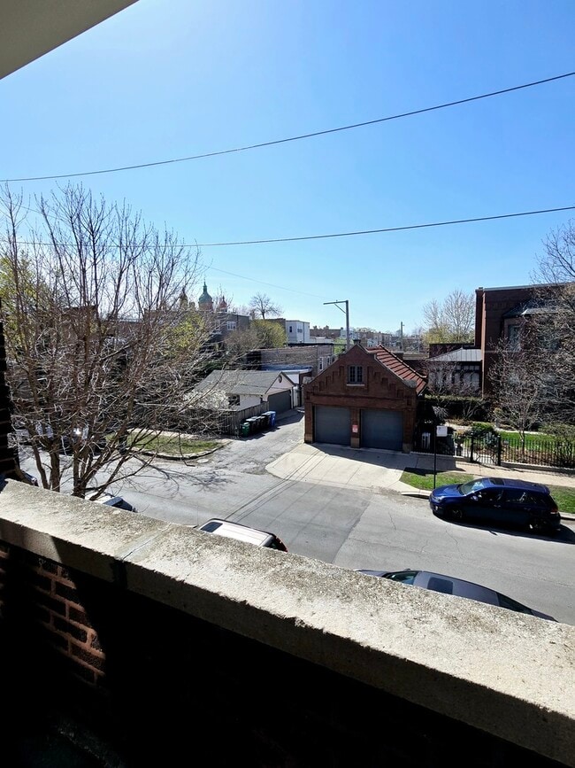 Building Photo - 919 N Leavitt St
