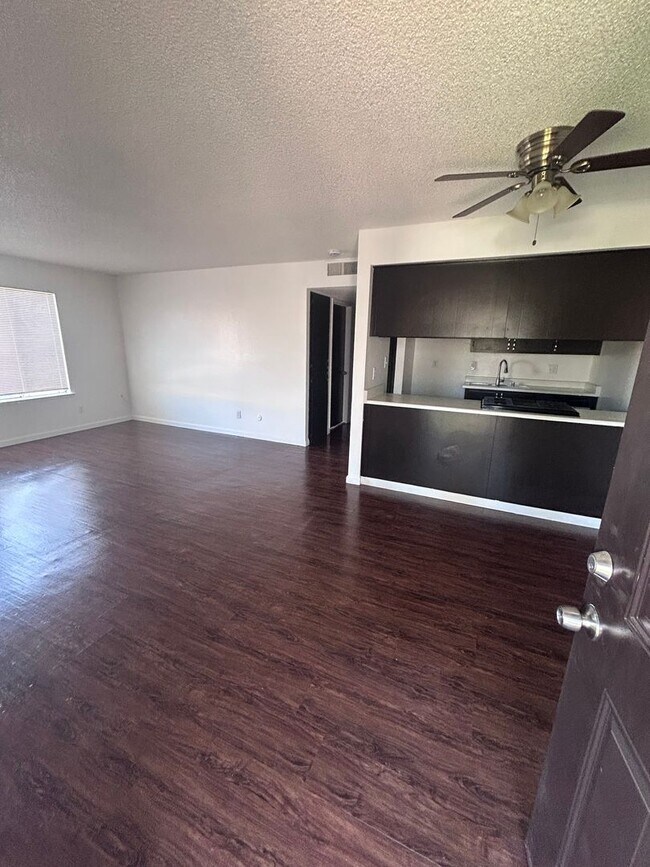 Building Photo - Upstairs Unit!!! Move in Ready!