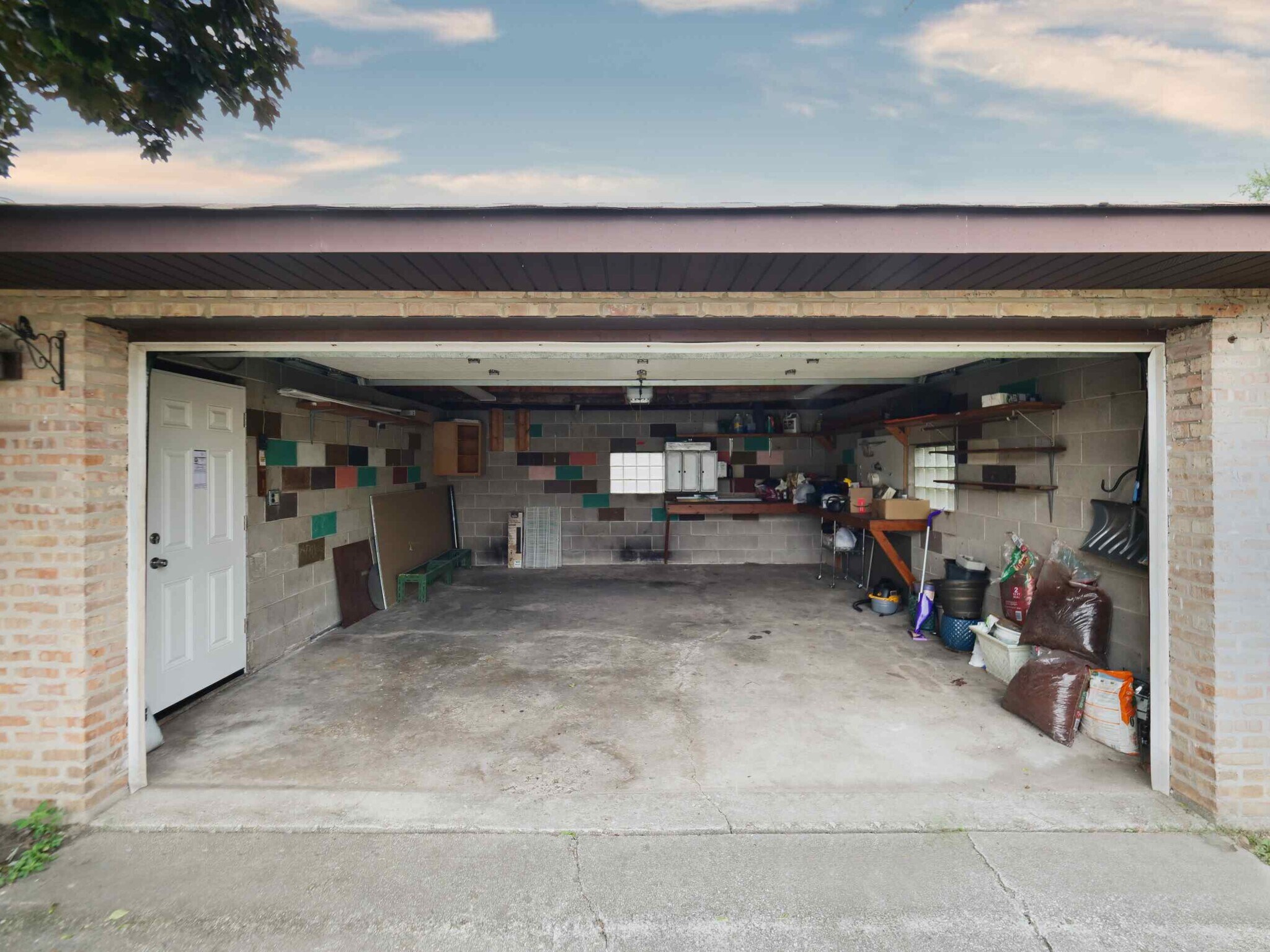 2 car garage - 10107 Lawrence Ct